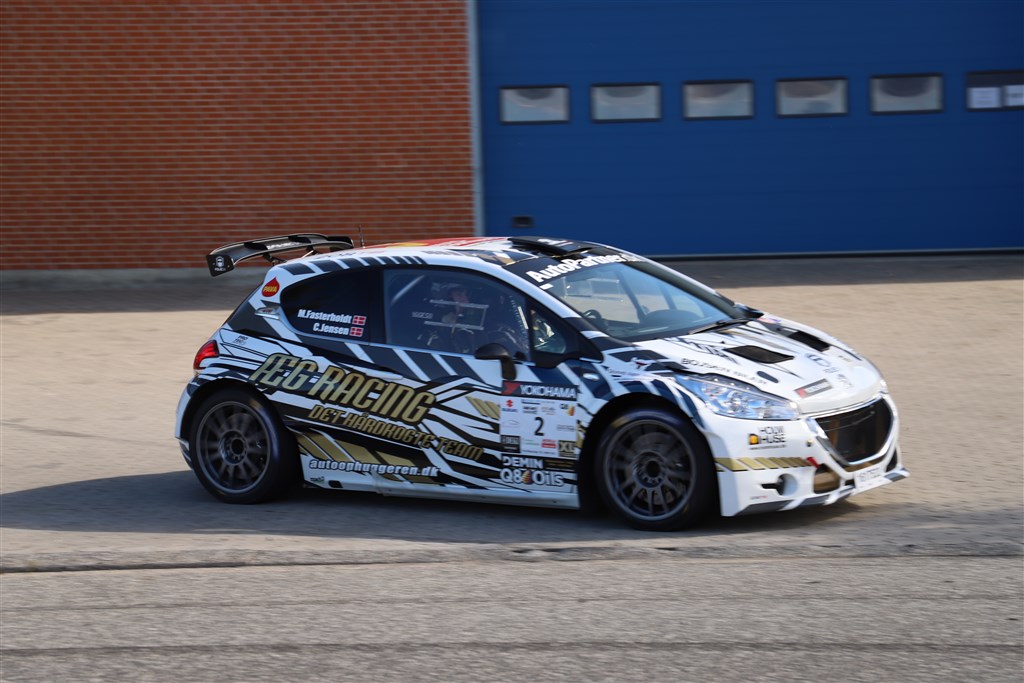 Det var lokale Carsten Jensen fra Tvis, der var generelt hurtigste bil, da der sidste år blev afviklet rally på vejene i Vinderups industrikvarter.